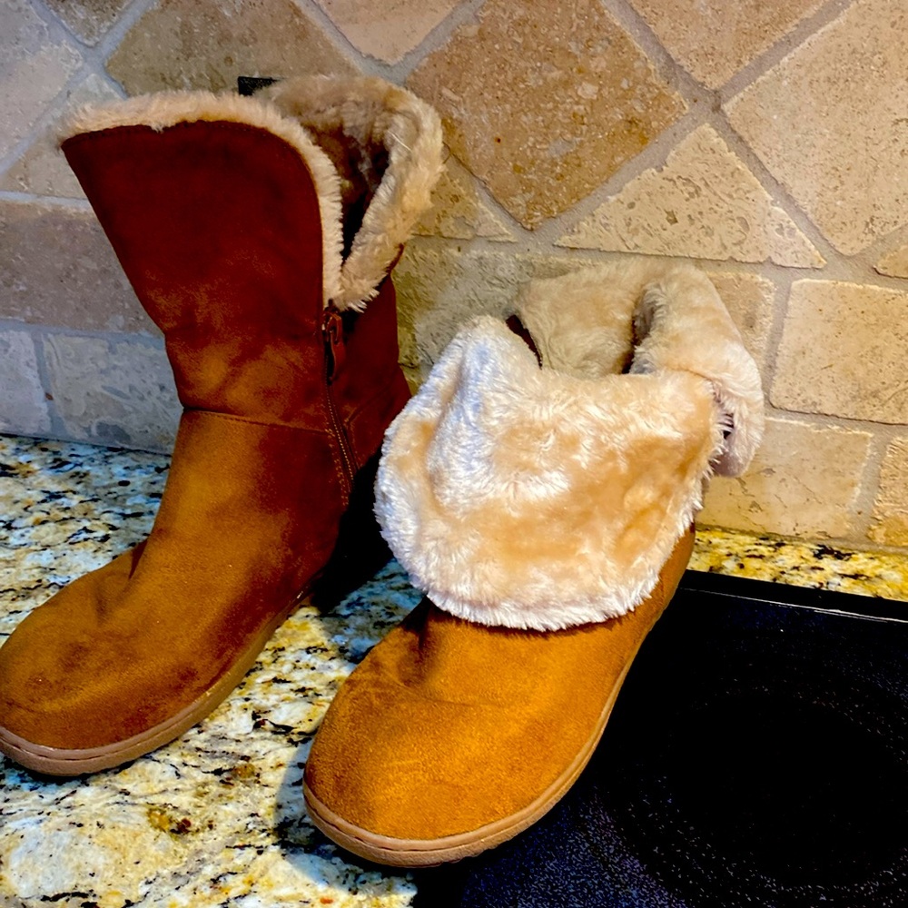 Super cute suede ankle boots with fur turndown